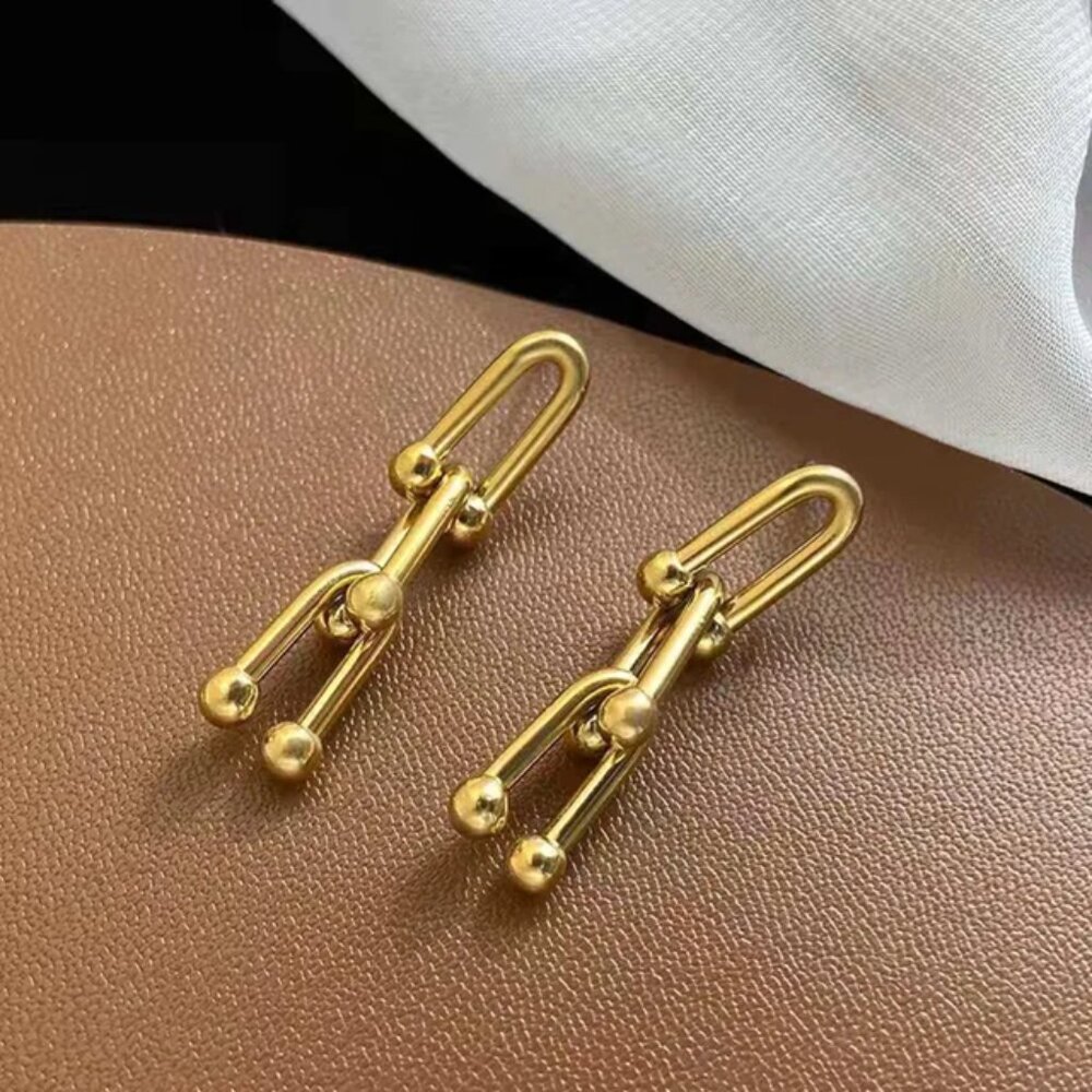 Modern Gold-Tone Link Drop Earrings – Bold, Chic & Sophisticated!
